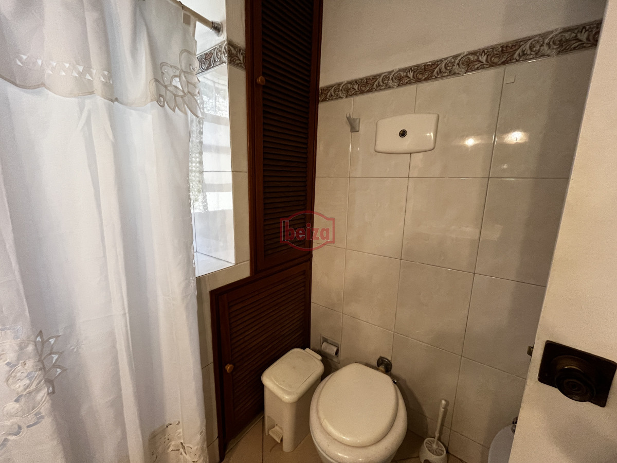 Casa ID.166889/Amplia-casa-de-7-dormitorios-en-Punta-del-Este - Venta casa sobre avenida Italia punta del este ideal inversores