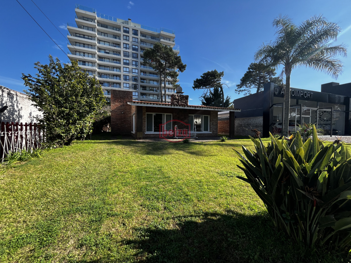 Casa ID.166889/Amplia-casa-de-7-dormitorios-en-Punta-del-Este - Venta casa sobre avenida Italia punta del este ideal inversores