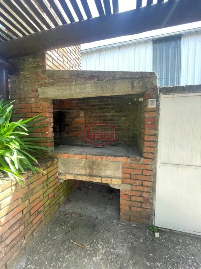 Casa ID.166171/Casa-de-3-dormitorios-en-Playa-Mansa.- - Casa en venta para clinica
