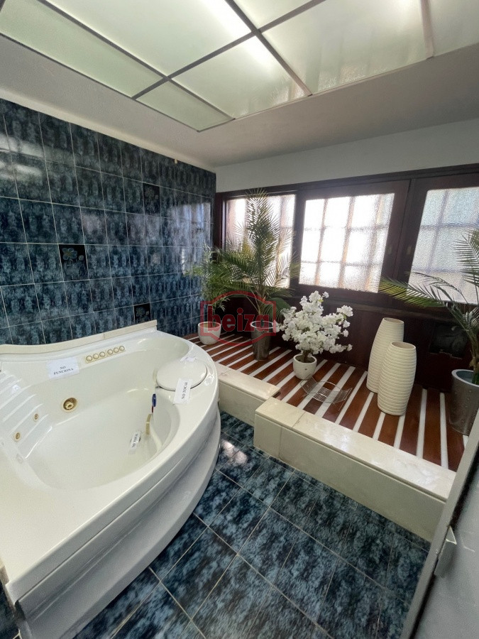 Casa ID.164665/MODERNA-CASA-EN-ZONA-COLEGIOS-4-SUITES,-ESPECTACULAR-BARBACOA - Amplia casa de 7 dormitorios en Punta del Este