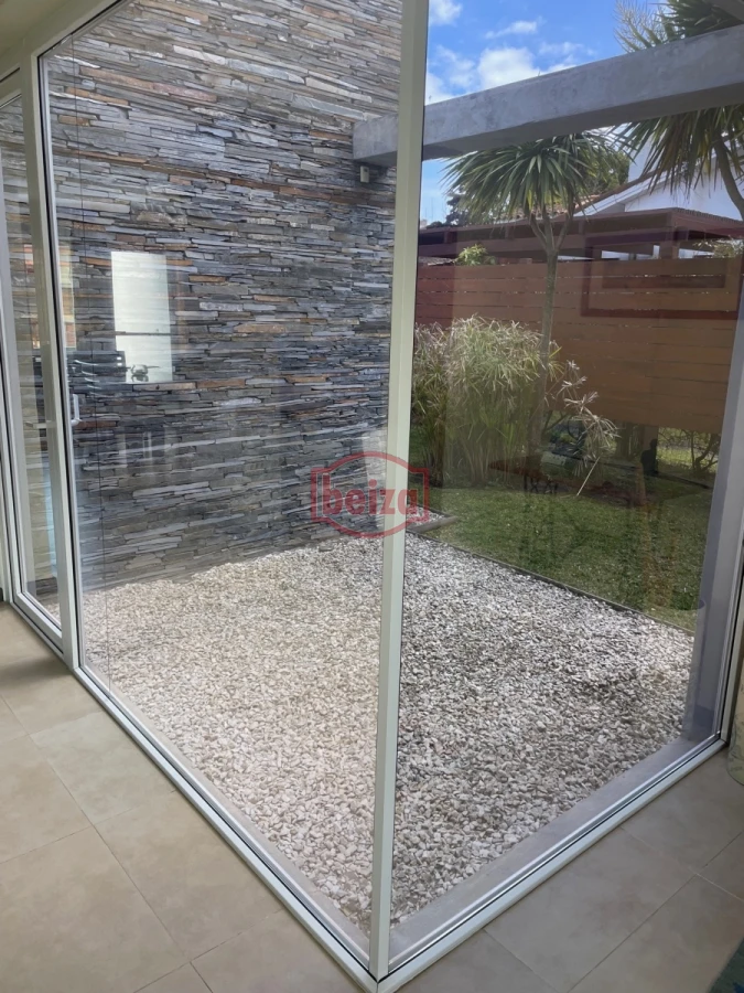 Casa ID.165932 - Venta. Playa Mansa. 3 Dormitorios. Excelente calidad constructiva.