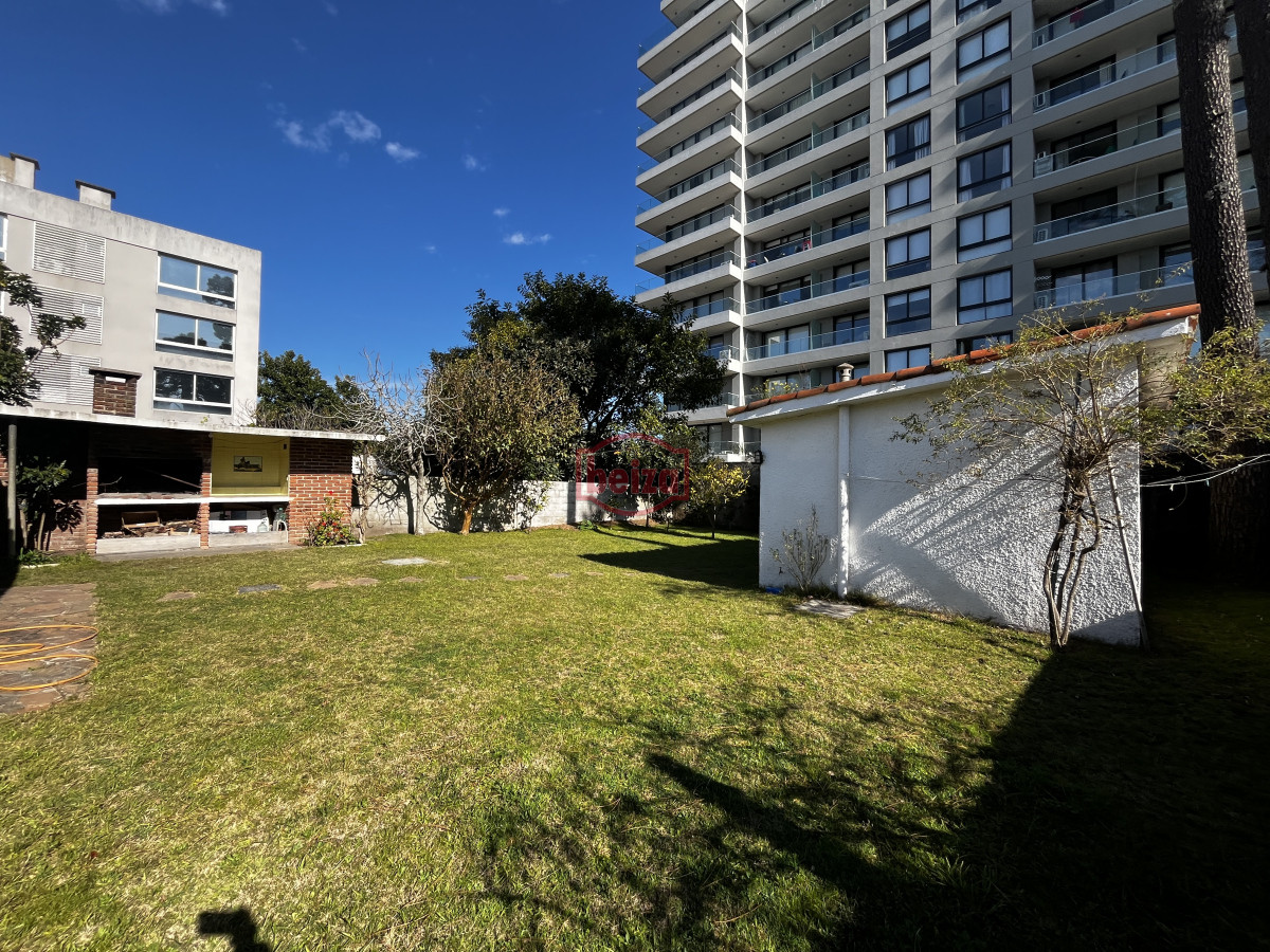 Casa ID.166889/Amplia-casa-de-7-dormitorios-en-Punta-del-Este - Venta casa sobre avenida Italia punta del este ideal inversores