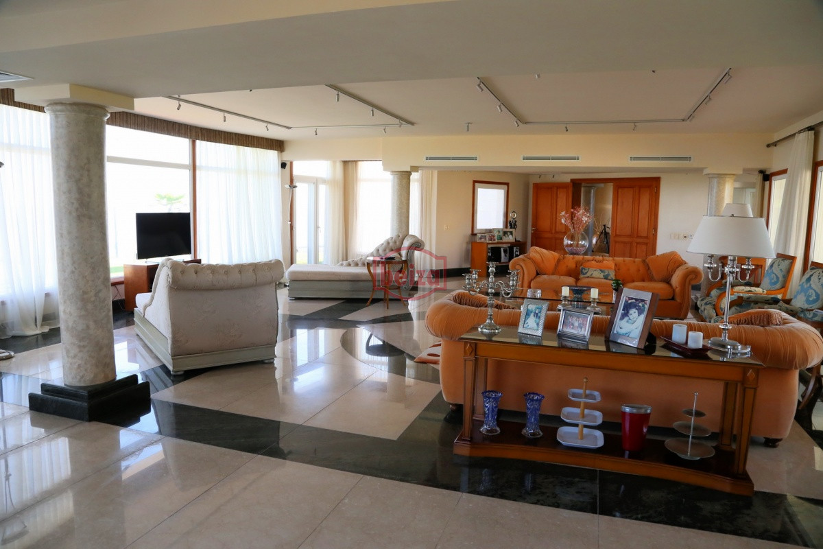 Casa ID.163770/Excelente-casa-moderna-en-Tio-tom,-pegada-al-mar - EXCLUSIVA PROPIEDAD Frente a la bahía, en lo alto y con una vista majestuosa al atardecer.