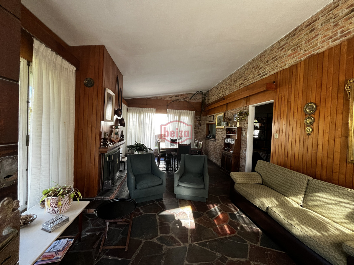 Casa ID.166889/Amplia-casa-de-7-dormitorios-en-Punta-del-Este - Venta casa sobre avenida Italia punta del este ideal inversores