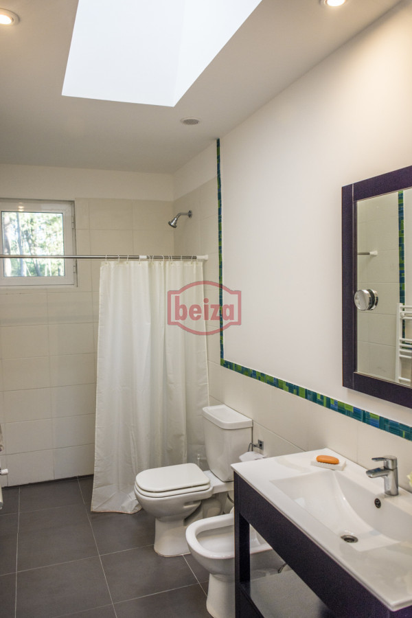 Casa ID.166395/Venta.-Playa-Mansa.-3-Dormitorios.-Excelente-calidad-constructiva. - ESPENDIDA CASA EN VENTA