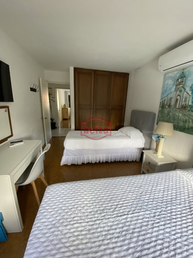 Casa ID.166647/Casa-en-parada-a-100-metros-del-mar,- - Amplia Casa de 4 dormitorios y 3 baños en Mansa 