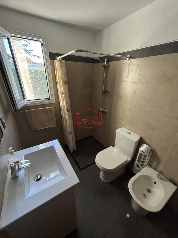 Casa ID.165932/Playa-Mansa-a-150-metros-de-la-costa - Venta. Playa Mansa. 3 Dormitorios. Excelente calidad constructiva.