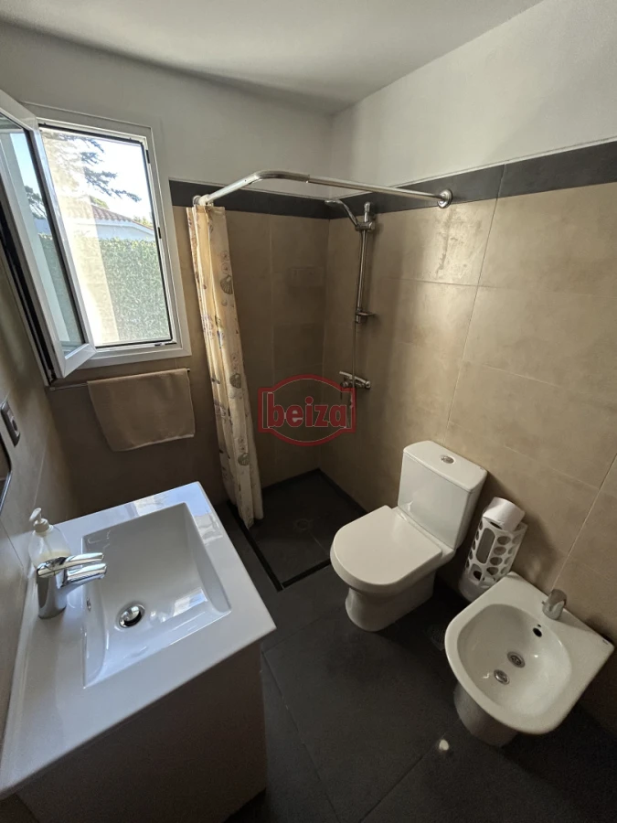 Casa ID.165932 - Venta. Playa Mansa. 3 Dormitorios. Excelente calidad constructiva.
