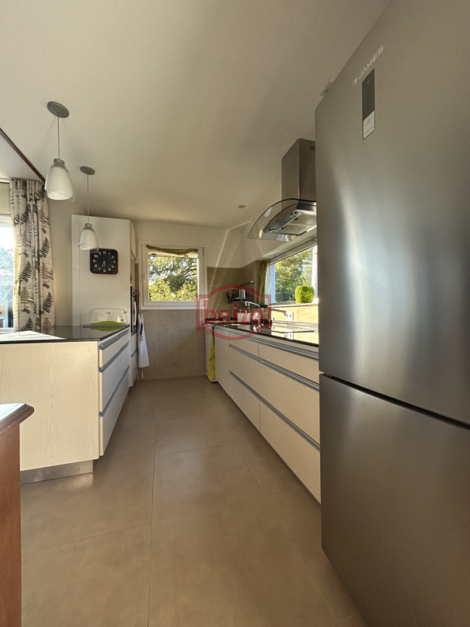 Casa ID.165932/Playa-Mansa-a-150-metros-de-la-costa - Venta. Playa Mansa. 3 Dormitorios. Excelente calidad constructiva.