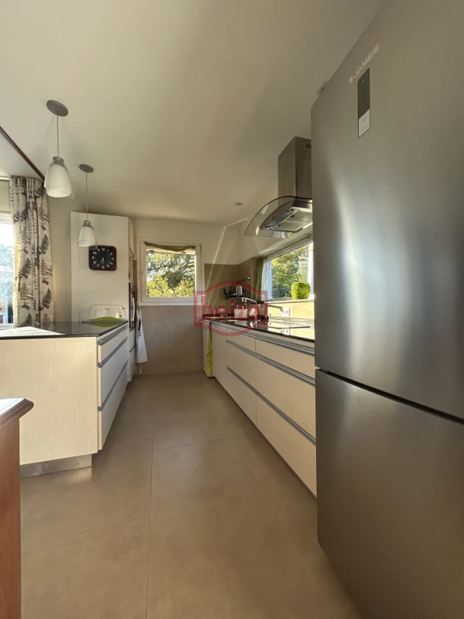 Casa ID.165932 - Venta. Playa Mansa. 3 Dormitorios. Excelente calidad constructiva.