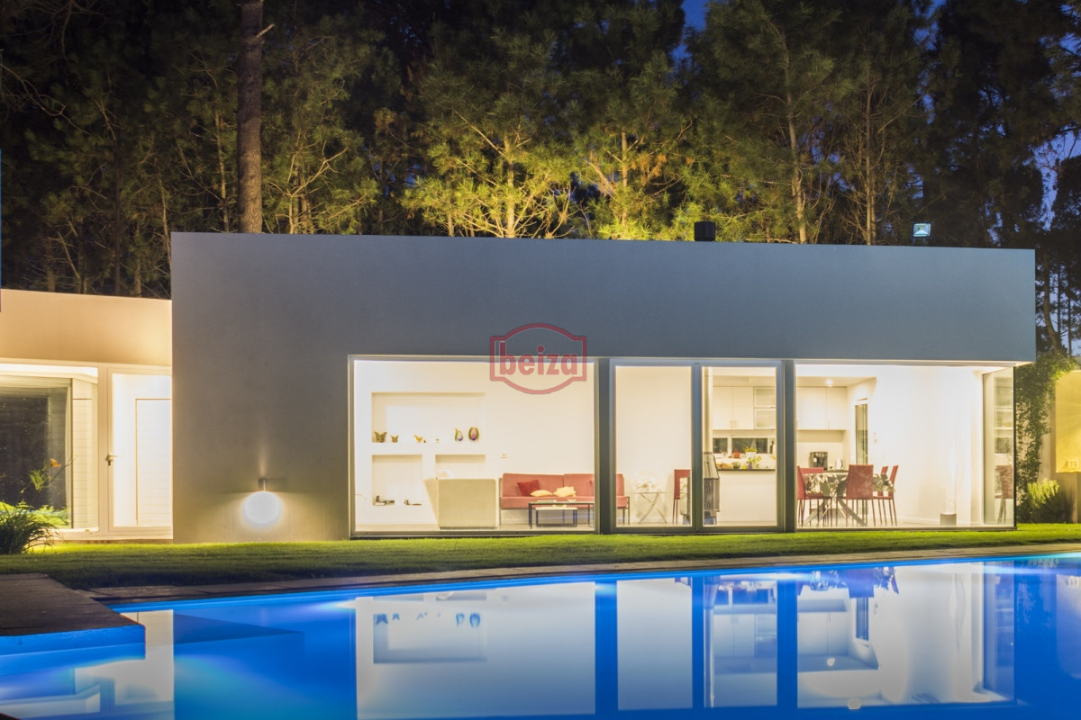 Casa ID.166395/Venta.-Playa-Mansa.-3-Dormitorios.-Excelente-calidad-constructiva. - ESPENDIDA CASA EN VENTA