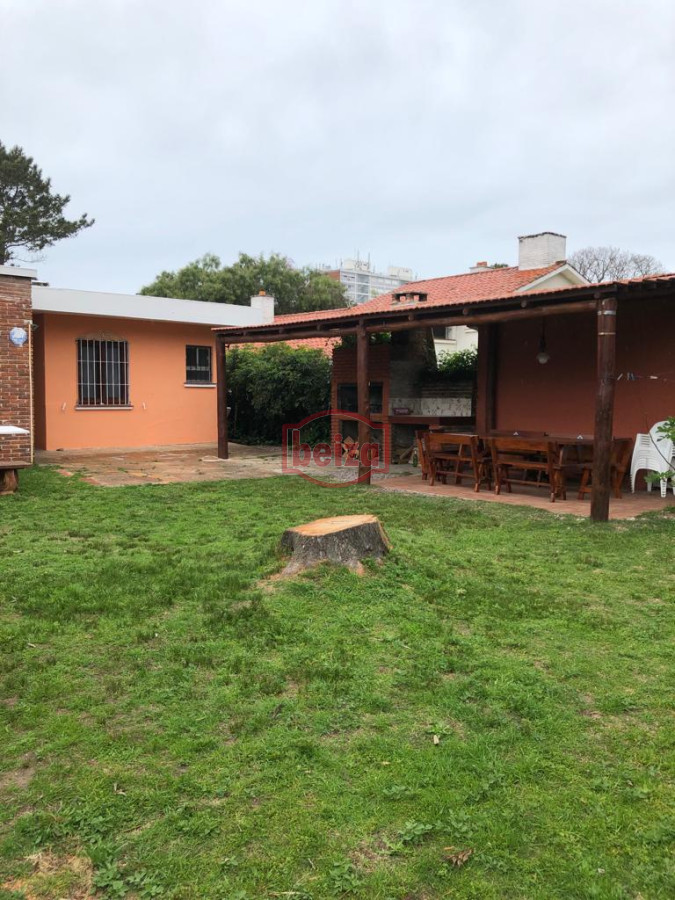Casa ID.164788/Casa-en-Pinares,-2-dormitorios- - mansa una cuadra del mar