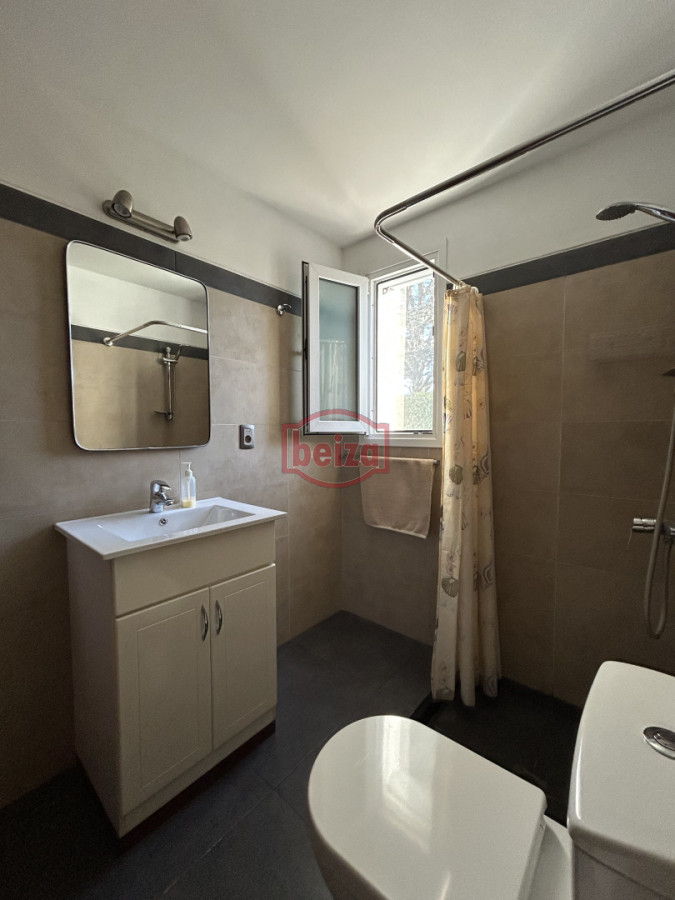 Casa ID.165932/Playa-Mansa-a-150-metros-de-la-costa - Venta. Playa Mansa. 3 Dormitorios. Excelente calidad constructiva.