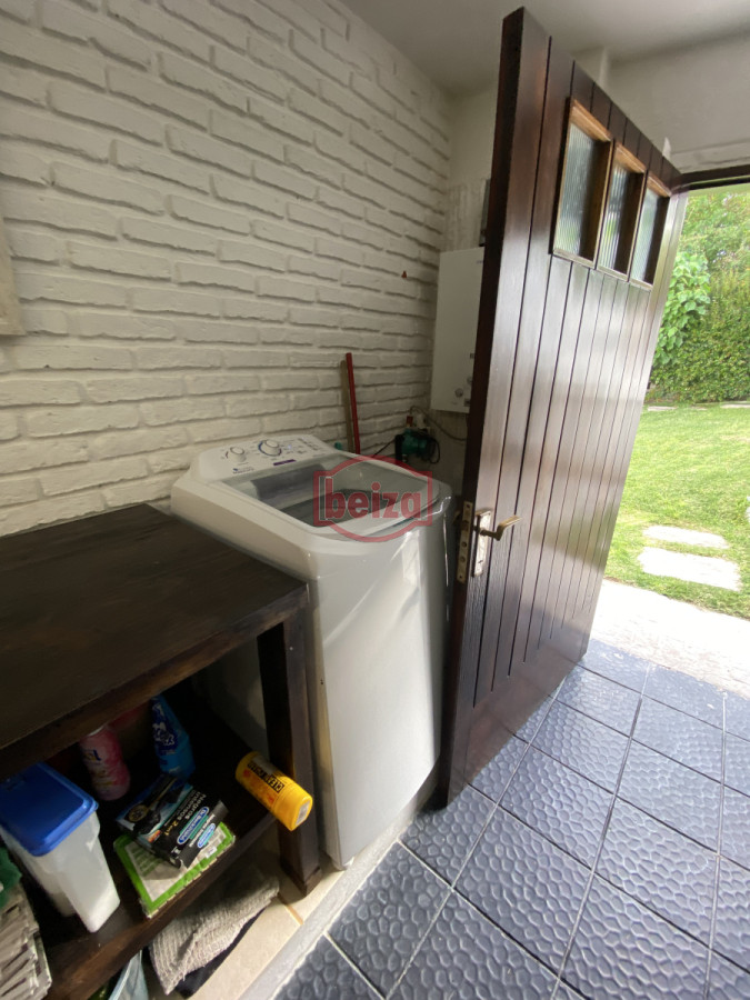 Casa ID.166647/Casa-en-parada-a-100-metros-del-mar,- - Amplia Casa de 4 dormitorios y 3 baños en Mansa 