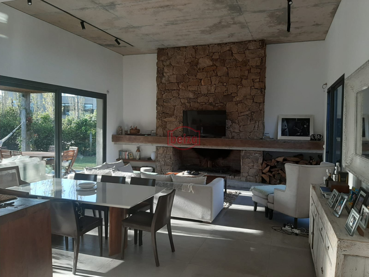 Casa ID.164618/Casas-en-Alquiler--Beiza-Propiedades - En barrio privado 3 suite