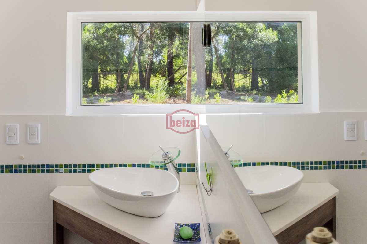 Casa ID.166395/Venta.-Playa-Mansa.-3-Dormitorios.-Excelente-calidad-constructiva. - ESPENDIDA CASA EN VENTA