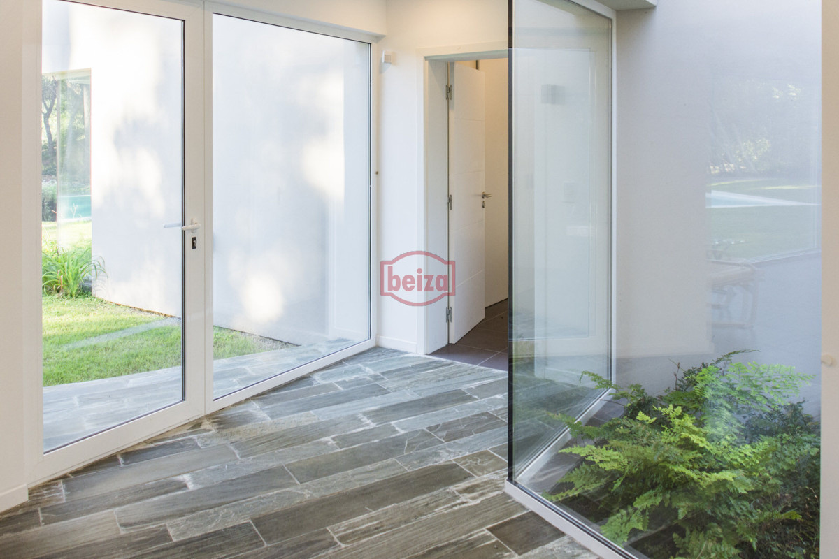 Casa ID.166395/Venta.-Playa-Mansa.-3-Dormitorios.-Excelente-calidad-constructiva. - ESPENDIDA CASA EN VENTA