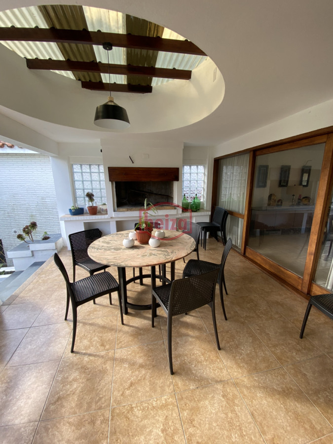 Casa ID.166647/Casa-en-parada-a-100-metros-del-mar,- - Amplia Casa de 4 dormitorios y 3 baños en Mansa 