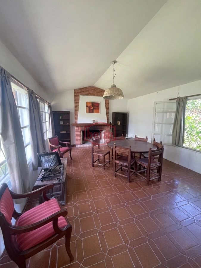 Casa ID.166171/Casa-de-3-dormitorios-en-Playa-Mansa.- - Casa en venta para clinica