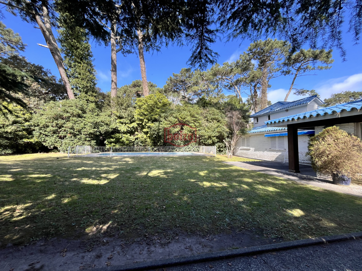 Casa ID.166840/Venta-de-Casa-4-dormitorios-en-Portezuelo,-Punta-del-Este. - Venta casa 5 dormitorios en Playa Mansa Punta del Este