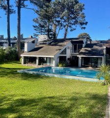 Amplia casa de 7 dormitorios en Punta del Este