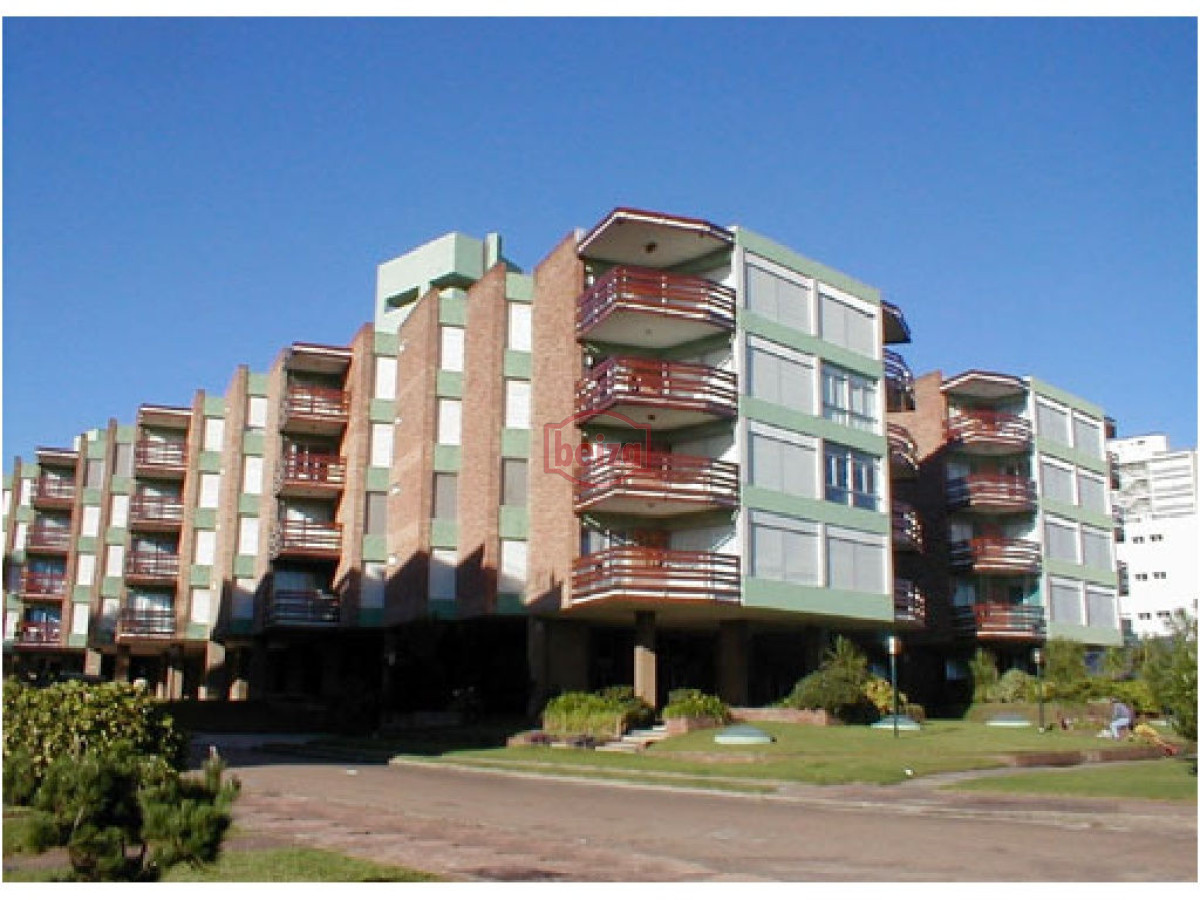 Apartamento ID.20228/Apartamento-3-dormitorios-en-alquiler-La-Barra - Playa Mansa - Buena vista al  mar