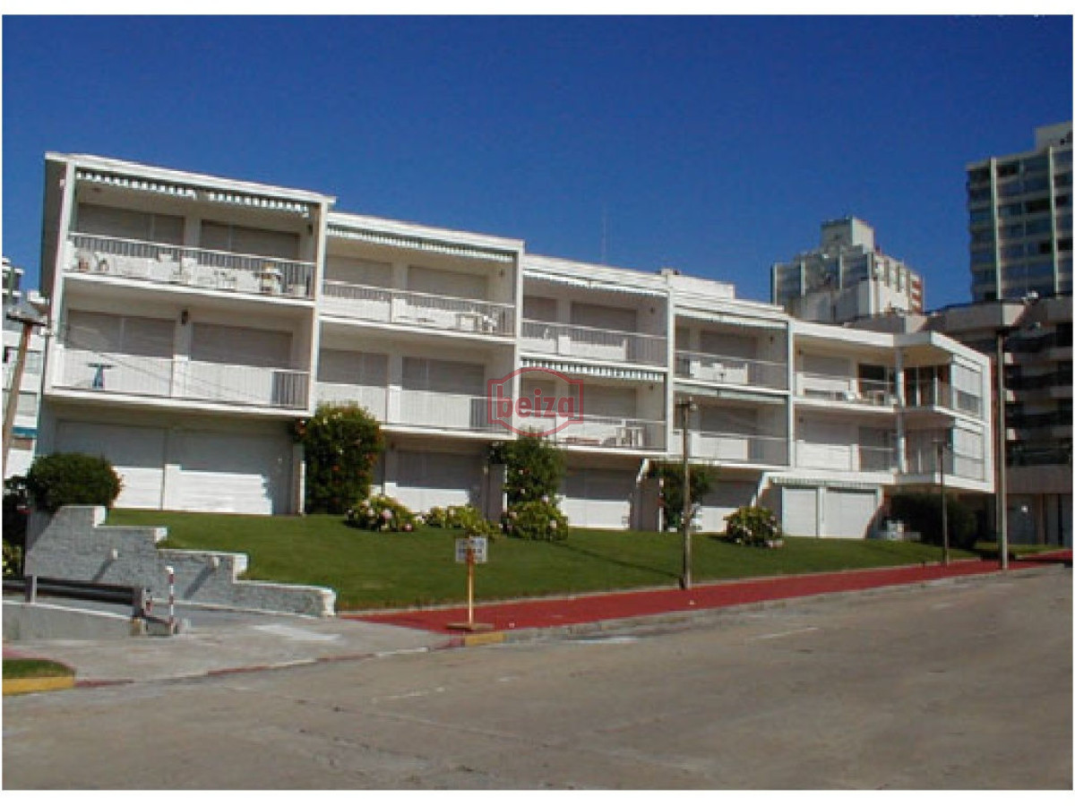 Apartamento ID.10796/A-pasos-del-Puerto-con-buena-vista-a-la-Brava-y-a-la-Isla-de-lobos - un dormitorio cochera a metros de El Emir 