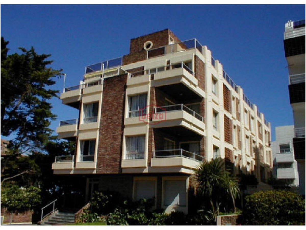 Apartamento ID.10563/Alquiler-anual-con-excelentes-amenities-y-garage-para-2-personas - Cerca del Puerto - Amplia terraza