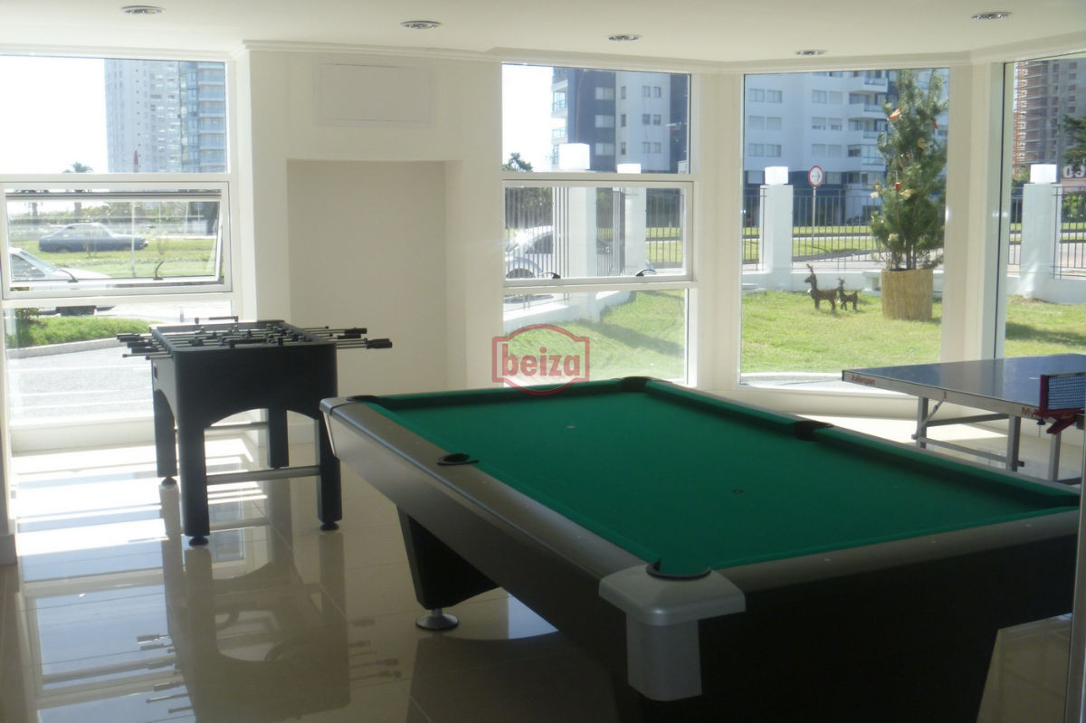 Apartamento ID.162909/VENTA-A-pasos-del-puerto--2-dormitorios-2-baños-con-garage - 2 Dormitorios y medio. Variedad de amenities.