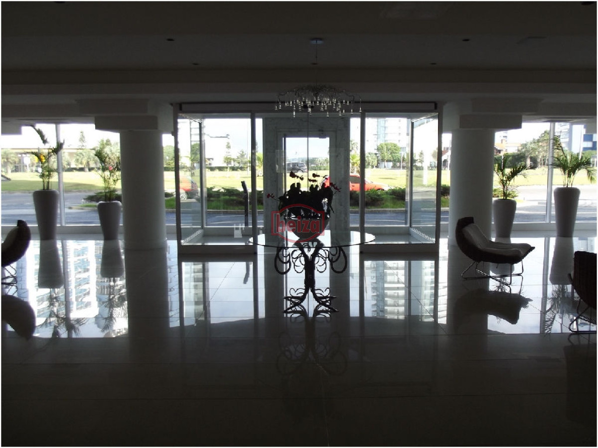 Apartamento ID.162909/VENTA-A-pasos-del-puerto--2-dormitorios-2-baños-con-garage - 2 Dormitorios y medio. Variedad de amenities.