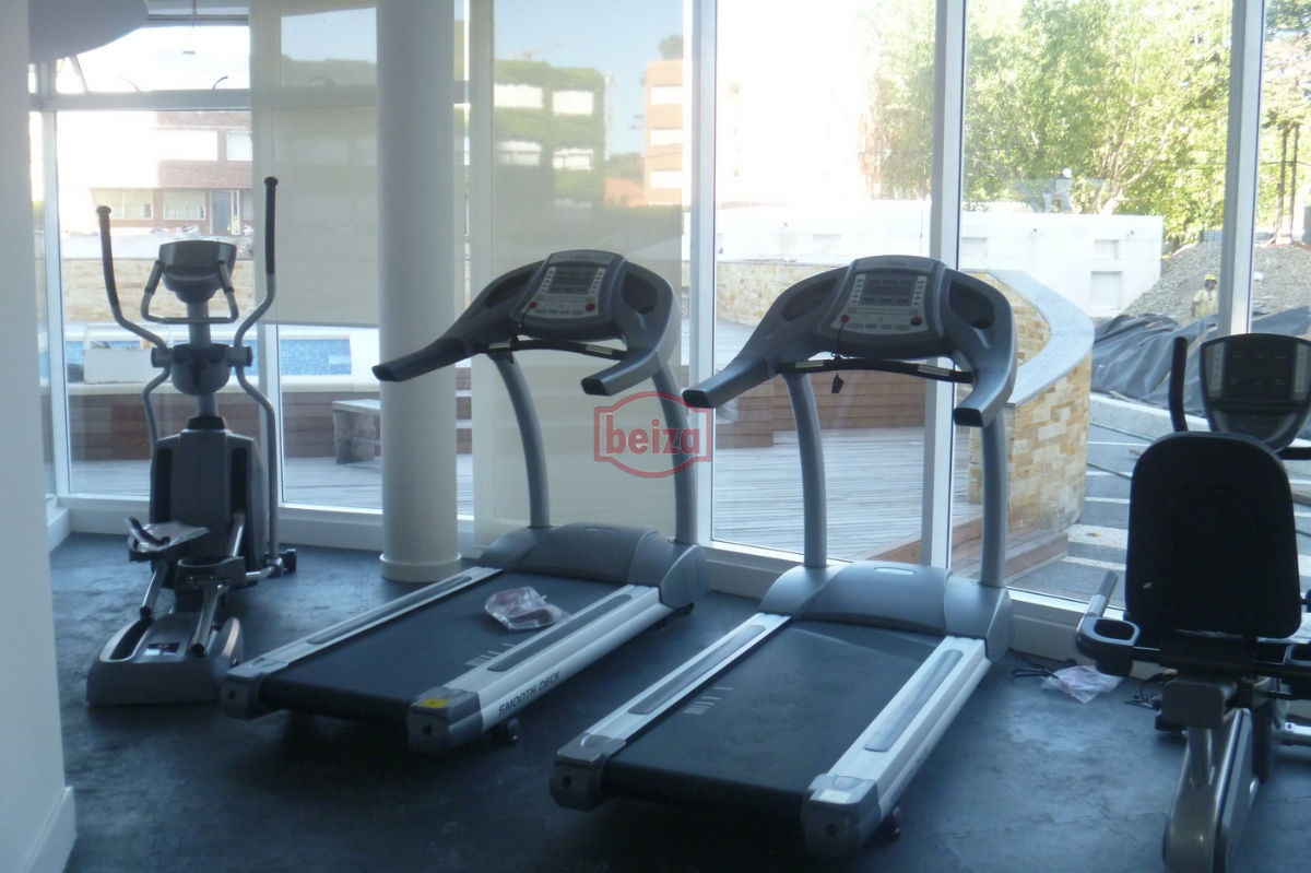 Apartamento ID.162909/VENTA-A-pasos-del-puerto--2-dormitorios-2-baños-con-garage - 2 Dormitorios y medio. Variedad de amenities.