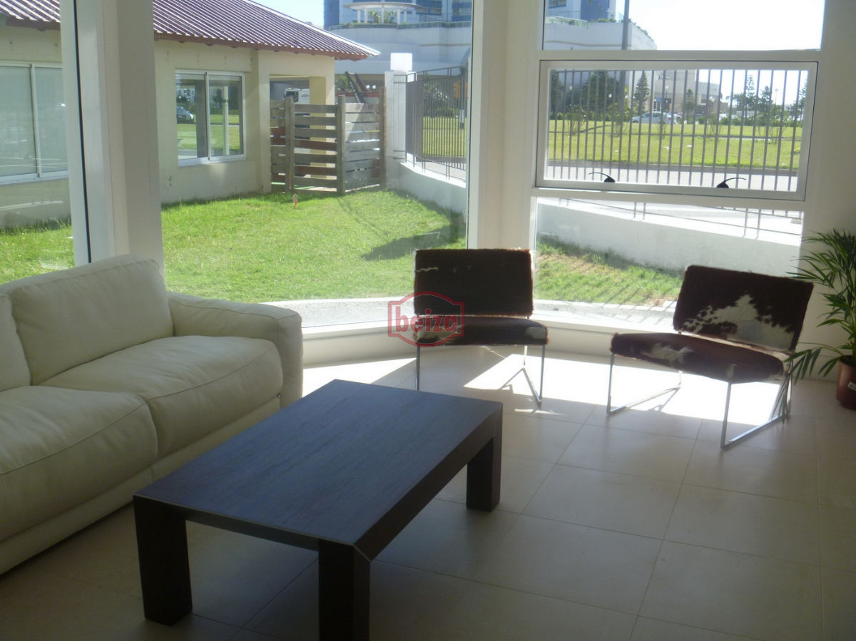 Apartamento ID.162909/VENTA-A-pasos-del-puerto--2-dormitorios-2-baños-con-garage - 2 Dormitorios y medio. Variedad de amenities.