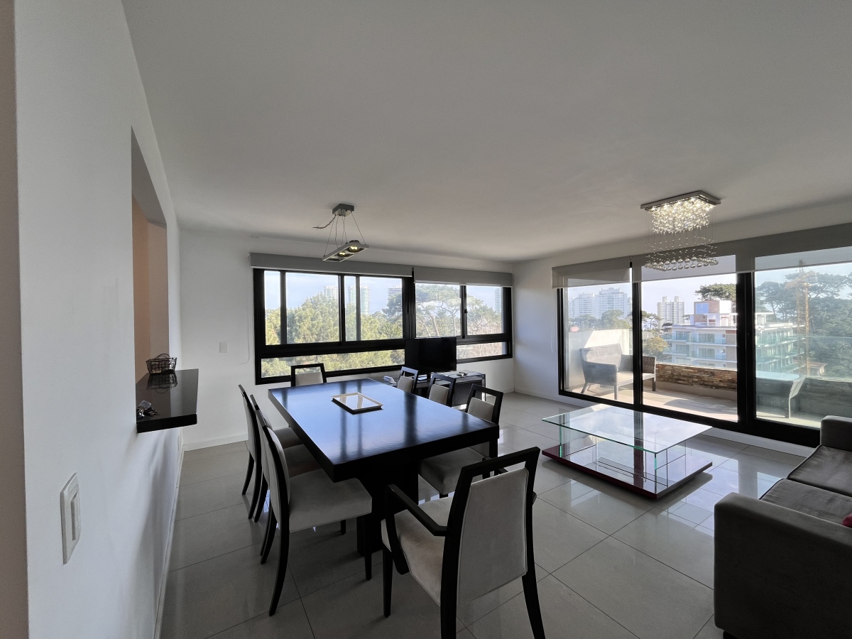  Exclusivo y amplio departamento, Playa Mansa,  Punta del Este