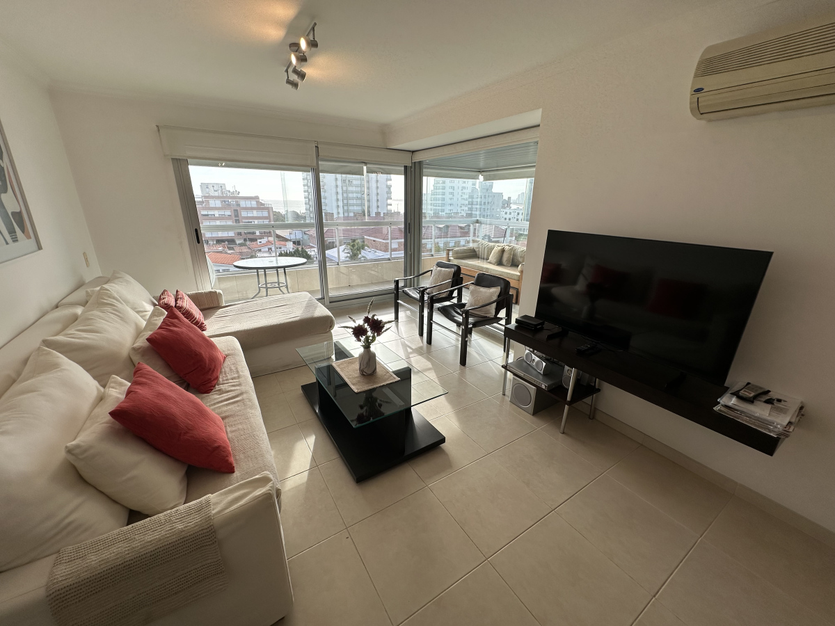  Alquiler enero - Apartamento de 2 dormitorios de terraza con parrillero Mansa Punta del Este 