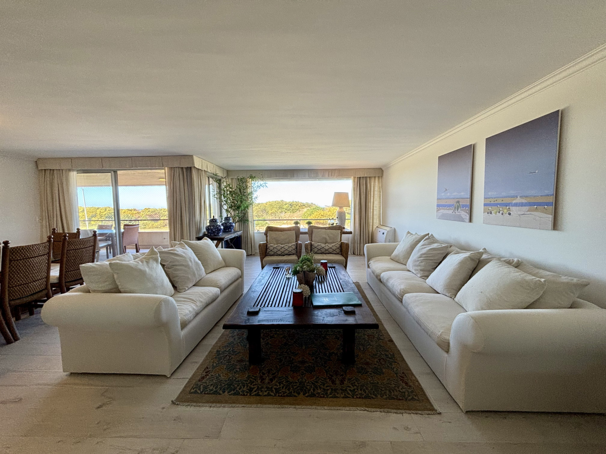  Venta Apartamento de 4 dormitorios en Playa Brava, primera línea sobre el mar