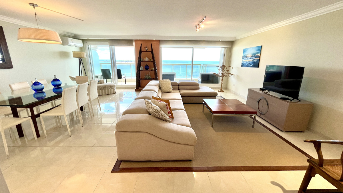  En venta y alquiler, 4 dormitorios - playa mansa primera linea