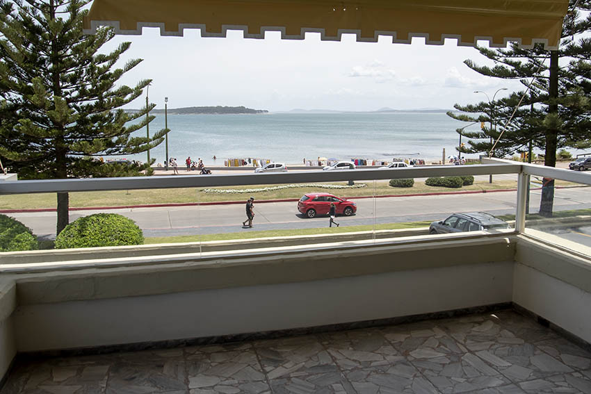  Departamento en primera línea de playa Mansa, con hermosa vista.