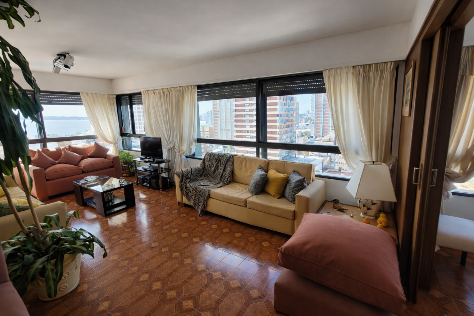  Alquiler de departamento en Peninstula, de 3 dormitorios mas dep de servicio, en Punta del Este