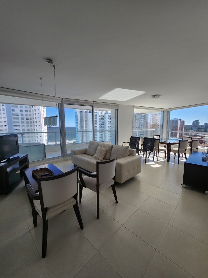  Vende apartamento de 3 dormitorios en Mansa- Punta del Este, con excelente vista.