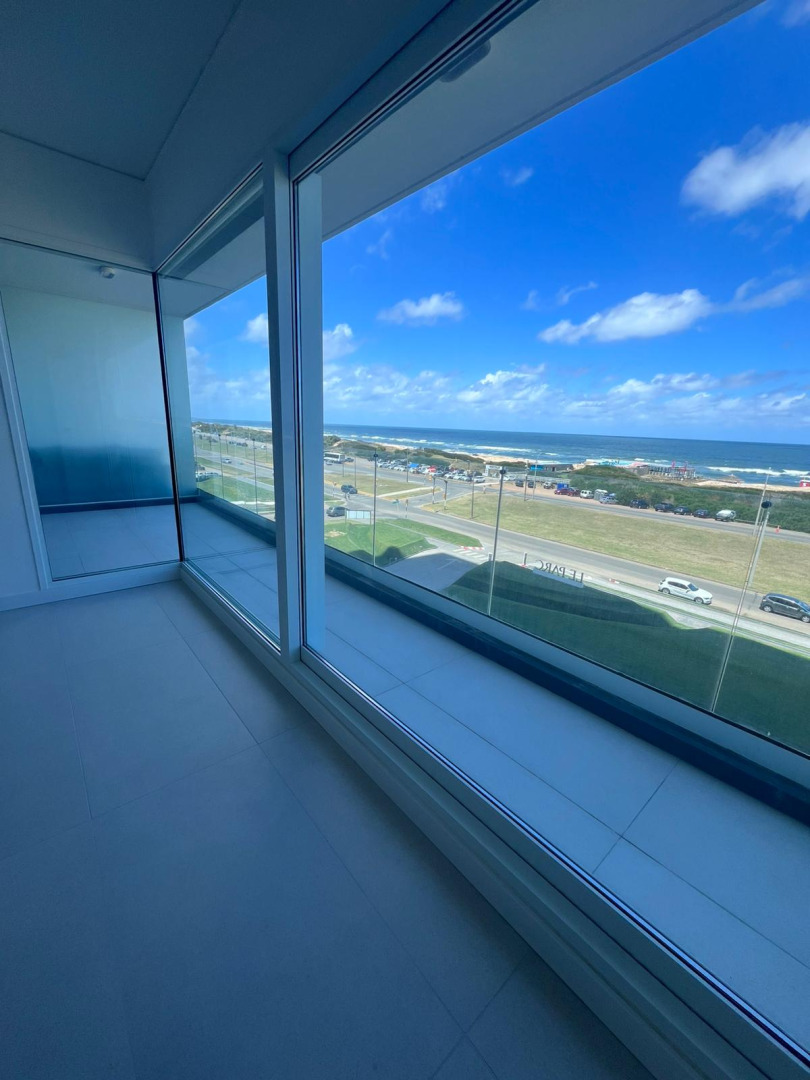  Vistas panoramicas de Playa Brava, Departamento de 3 dormitorios en venta. Torre Le Parc