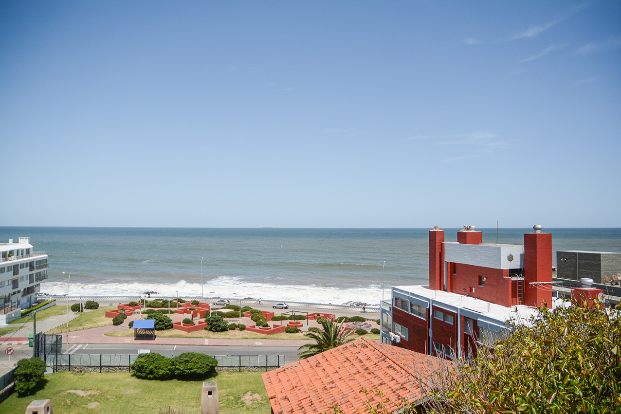  Departamento de 3 dormitorios con terraza  con parrillero en venta, Peninsula, Punta del Este