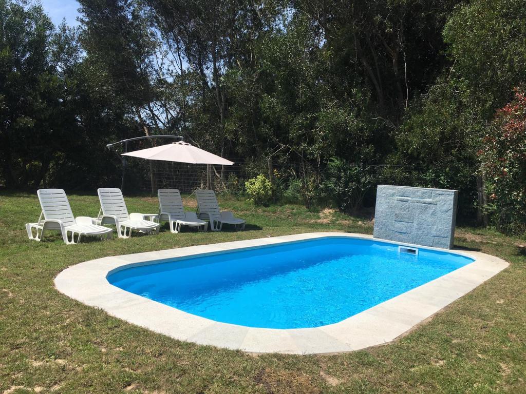  Casa de 3 dormitorios con piscina climatizada en alquiler. Playa brava.