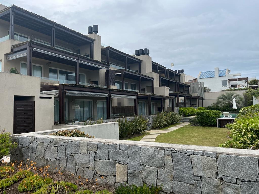  Venta de Apartamento en La Barra, a metros del mar.  2 dormitorios, terraza c parrillero.