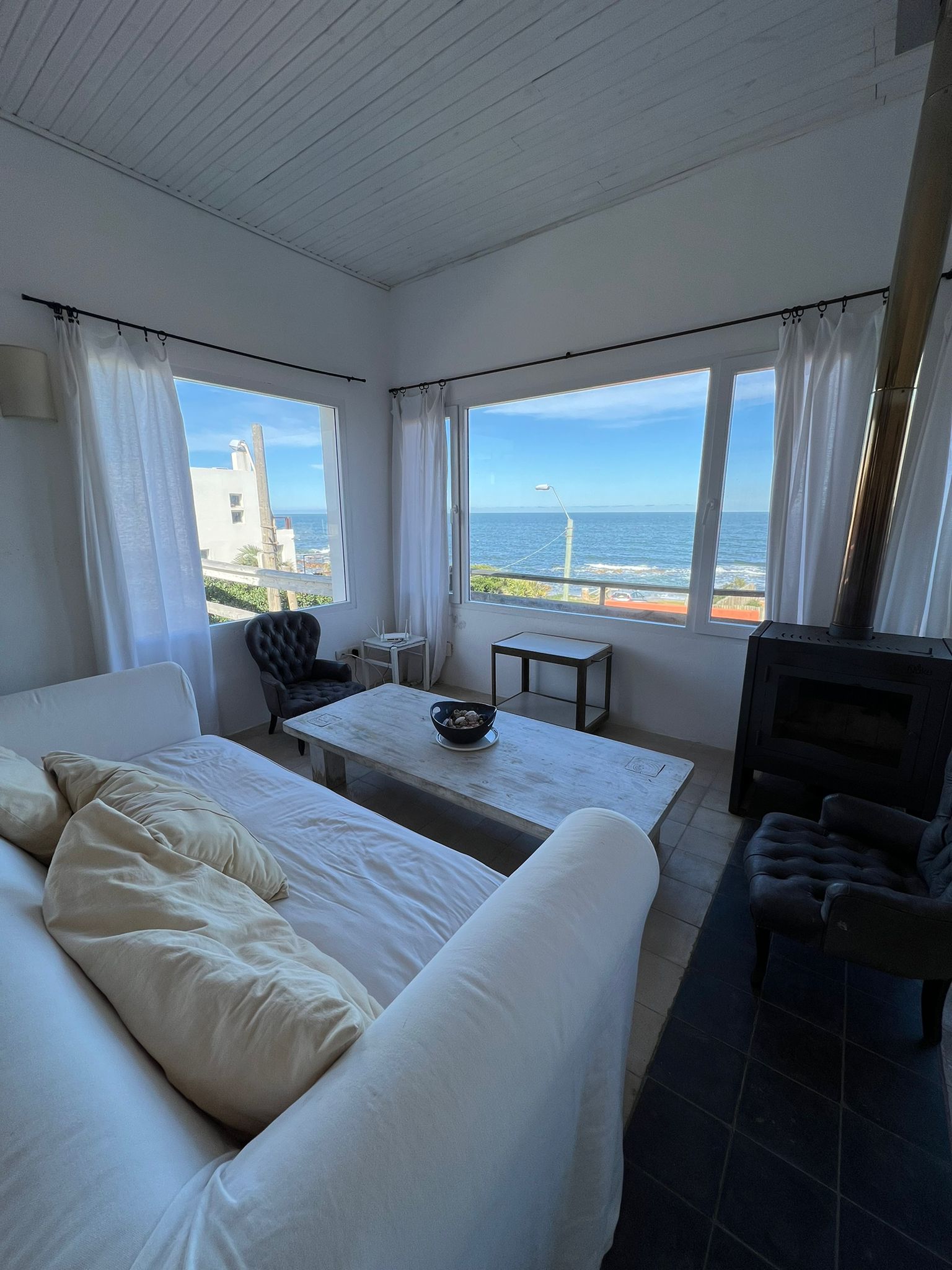  Alquiler Temporal de Verano, Apartamento de 3 dormitorios y Dep. en Posta del Cangrejo, La Barra .  Vista directa al mar.