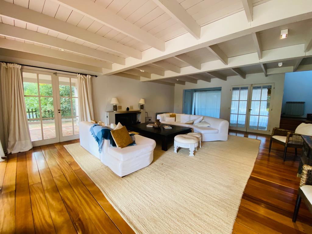  Venta de Espectacular Casa en Venta San Rafael casi Golf 3 suites más dependencia y piscina