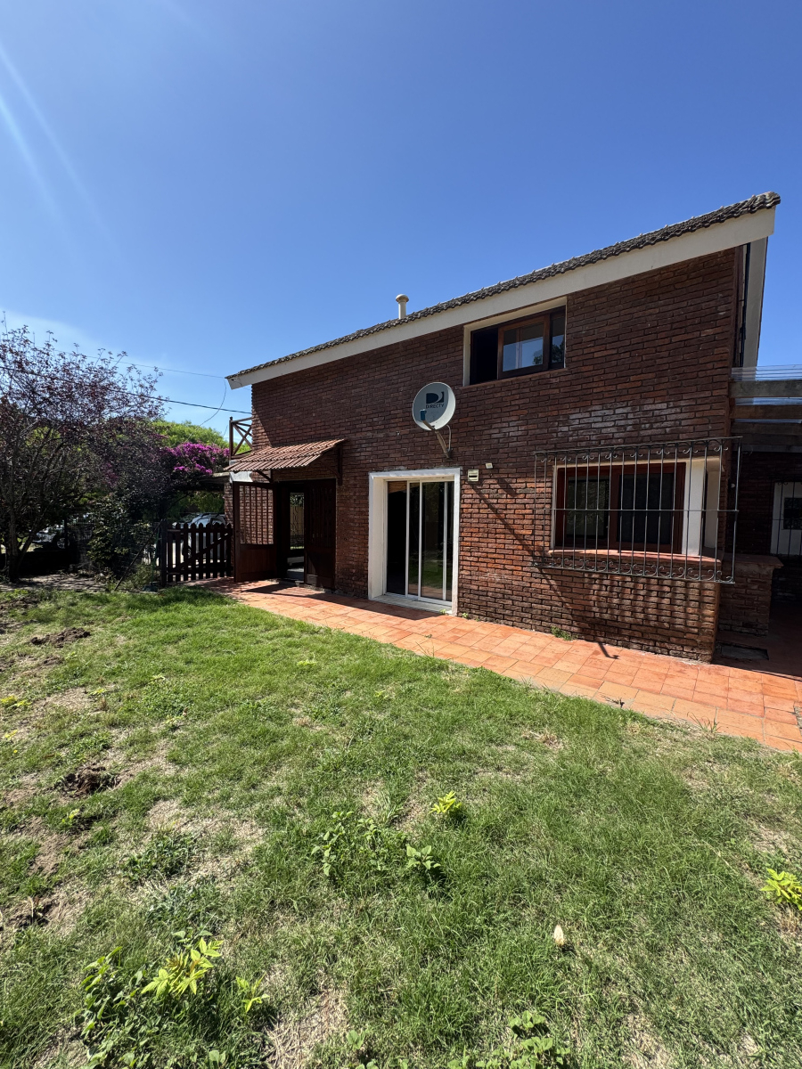 Maldonado, Casa en Alquiler Anual zona colegios. 2 dormitorios.