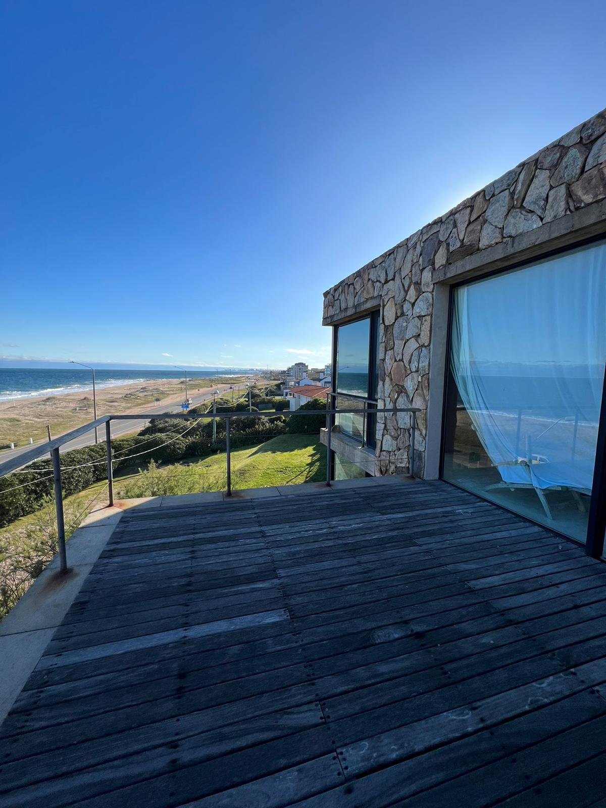  Casa en alquiler con 3 suites y casa de huespedes frente al mar, en El Chorro. 