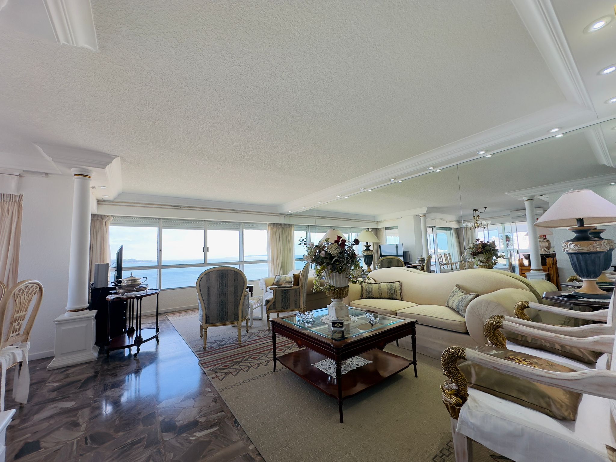  Hermoso apartamento, reciclado, primera linea playa mansa, 3 dormitorios, 1 suite.