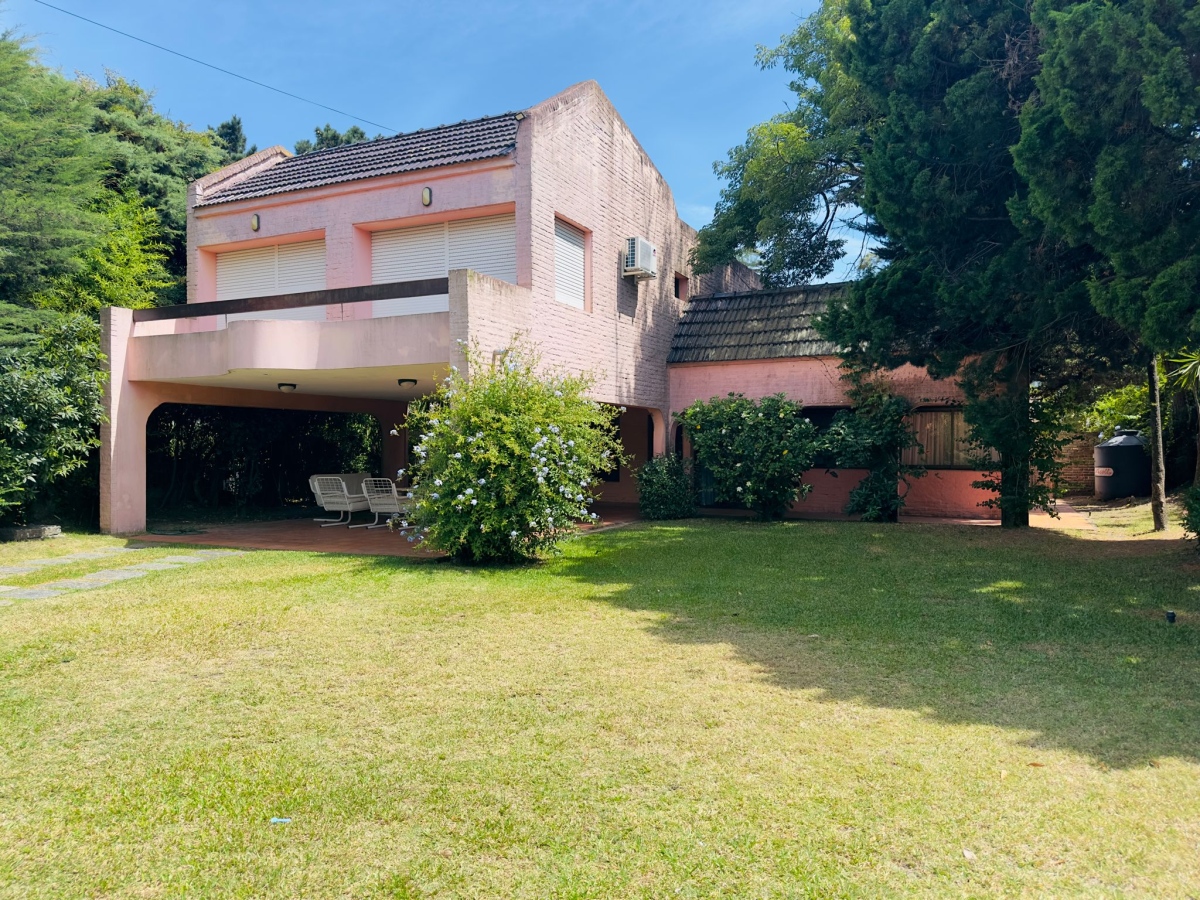  Casa en Venta y alquiler,  50 metros de la playa.