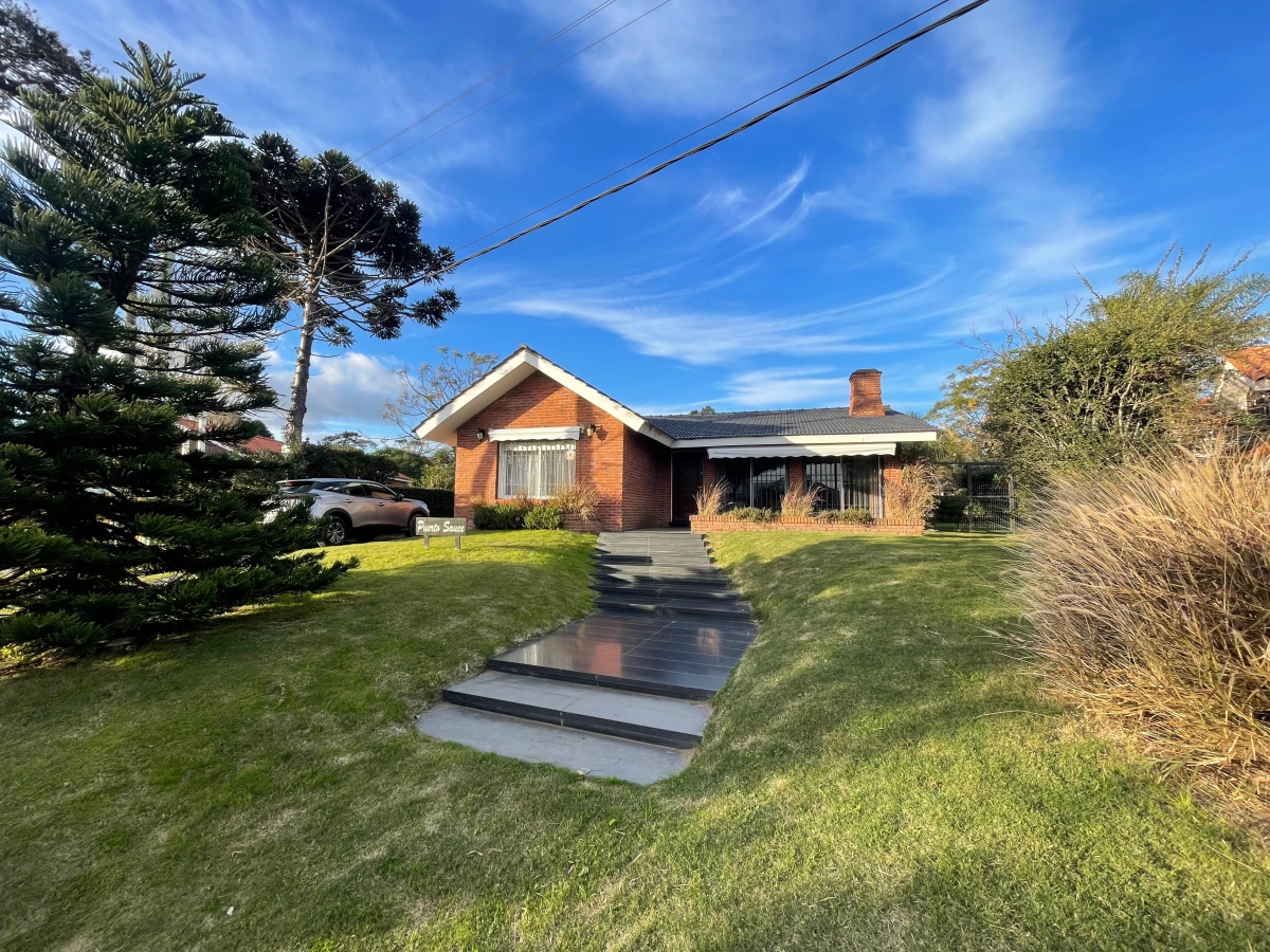   Casa en alquiler y venta, 4 dormitorios  en Punta del Este, playa mansa
